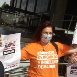 Miembro del Sindicato de Inquilinas e Inquilinos de Madrid en la sede de Fidere con dela demanda colectiva.
