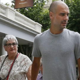Pep Guardiola junto con su madre, Dolors Sala. / EFE