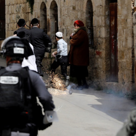 La Policía israelí lanza una granada aturdidora a varios judíos ultraortodoxos en las calles de Jerusalén./ Ronen Zvulun (Reuters)