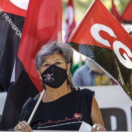  Archivo - Una mujer sostiene una bandera de CGT en una manifestación - Carlos Luján - Europa Press - Archivo