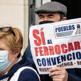  Un hombre sostiene una pancarta durante una manifestación en Aranjuez para mantener la línea de tren convencional entre Madrid y Valencia. -Carlos Luján / Europa Press