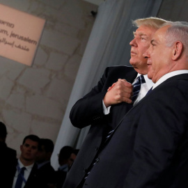 Trump estrecha la mano de Netanyahu este martes en Jerusalén. REUTERS/Jonathan Ernst