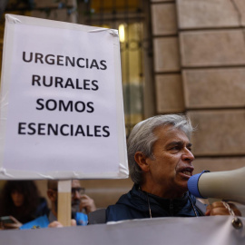 Médicos de urgencias extrahospitalarias de Atención Primaria de Madrid participan este lunes en una concentración frente a la sede de la Consejería de Sanidad en Madrid, organizada por el sindicato médico Amyts. -EFE/ Rodrigo Jimenez