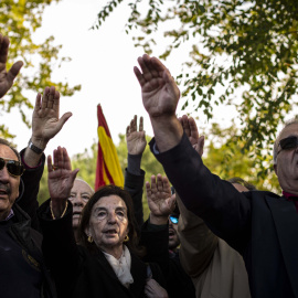 Cerca de 200 personas han acudido a Mingorrubio a rendir homenaje al dictador y a protestar por su exhumación del Valle de los Caídos.- JAIRO VARGAS