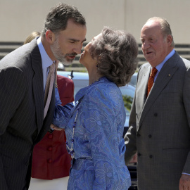 El rey Felipe VI saluda a su madre la reina Sofía en presencia del rey emérito Juan Carlos I, a su llegada al acto de celebración del 40 aniversario de la Fundación Reina Sofía y del décimo aniversario del Centro Alzhéimer que patrocina la misma en