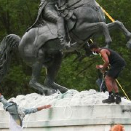 Trump encarga la protección de las estatuas a los U.S Marshalls y al Ejército
