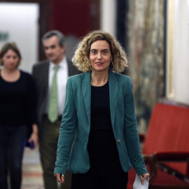La socialista Meritxell Batet (c), presidenta de la Mesa del Congreso, a su salida de una reunión del órgano rector