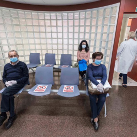 Varios pacientes de la consulta de reumatología del policlínico de consultas externas del Hospital Virgen de la Arrixaca de Murcia. EFE/Marcial Guillén/Archivo