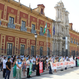 Alcaldes y cargos públicos de IU delante del Palacio de San Telmo, sede de la presidencia de la Junta de Andalucía. - IZQUIERDA UNIDA