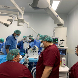 El nou dispositiu ventilador RESPIRA en una sala d'operacions envoltada de metges. ACN