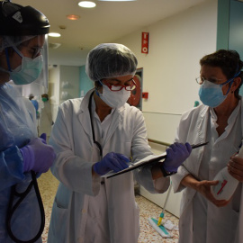 Tres treballadors de l'Hospital Santa Caterina parlant sobre l'assistència dels malalts del covid-19 el 6 d'abril de 2020. ACN/ Departament de Salut.