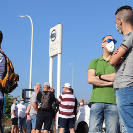 Pla obert dels treballadors de Nissan esperant conèixer oficialment la decisió del tancament de les instal·lacions a Catalunya, el 28 de maig del 2020