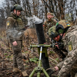 Militares ucranianos disparan un mortero en el frente mientras continúa el ataque de Rusia contra Ucrania, en la región de Zaporizhzhia, Ucrania, 16 de noviembre de 2022. -REUTERS/Stringer