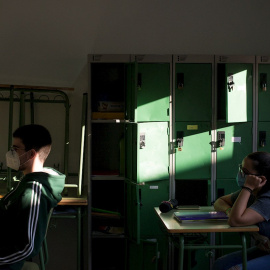 OURENSE, 26/05/2020.- Segundo día de Galicia en fase 2. Alumnos de segundo de bachillerato durante una clase en las aulas del IES As Lagoas, este martes en Ourense. El retorno parcial y voluntario a las aulas está reservado a los estudiantes de 2º de b