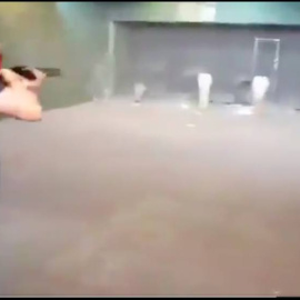 Captura del vídeo en el que un individuo dispara contra fotos de miembros del Gobierno y de Unidas Podemos.