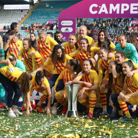 Las jugadoras del Barcelona celebran el título de la Supercopa de fútbol femenino ganado a la Real Sociedad. (J.M.GARCÍA | EFE)