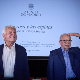  El expresidente del Gobierno, Felipe González (i), y el exvicepresidente del Gobierno, Alfonso Guerra (d), durante la presentación de su nueva obra 'La rosa y las espinas', en el Ateneo de Madrid, a 20 de septiembre de 20213, en Madrid (España). Jesú