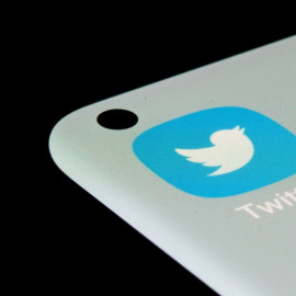 La aplicación de Twitter se ve en un teléfono inteligente. -Reuters / Dado Ruvic