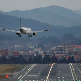 19/05/2020.- Un avión de la aerolínea Vueling toma tierra en el aeropuerto de Loiu, en Bilbao. EFE/ Luis Tejido/Archivo