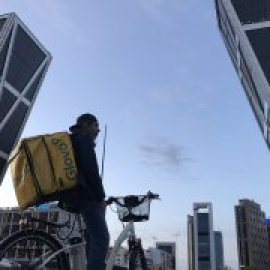 Viernes noche pedaleando con un 'rider' por Madrid: "Nos han jodido vivos; es un sistema perverso"