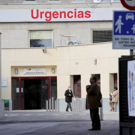 GRAF8175. MADRID, 17/03/2020.- Un hombre con una mascarilla sanitaria sale de Urgencias, este martes en el Hospital Gregoria Marañón. El Ministerio de Sanidad ha confirmado un total de 11.178 casos de coronavirus, 1.987 nuevos, un 17,7 % más en las úl