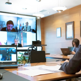 16/03/2020.- El presidente de la Xunta, Alberto Núñez Feijóo (d) durante la video reunión con los candidatos a las elecciones autonómicas para estudiar un aplazamiento de los comicios, esta tarde Santiago de Compostela. EFE/David Cabezón