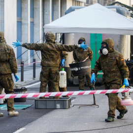 Miembros del Ejercito de Tierra realizan labores de desinfección en la residencia ‘’El Jardí’’ de Barcelona hoy lunes cuando ha comenzado la fase 0 de la desescalada, quicuagésimo primer día del confinamiento por el estado de alarma decretado 