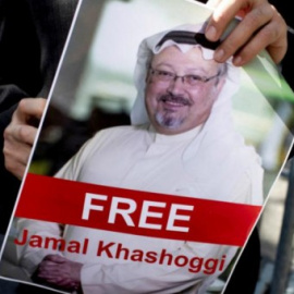 Manifestantes en las afueras del consulado a modo de protesta contra la desaparición del periodista Jamal Khashoggi. -EFE