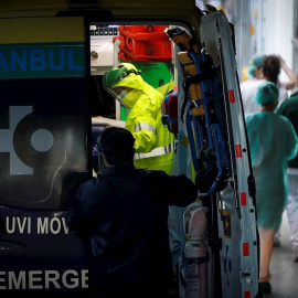 Una ambulancia llega este viernes al Hospital Donostia. EFE/Javier Etxezarreta