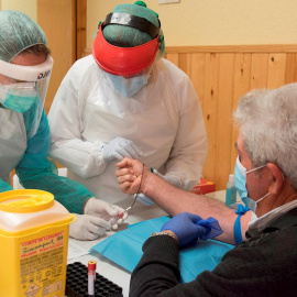 Personal sanitario realiza pruebas de serología, en una imagen de archivo. EFE/Javier Blasco