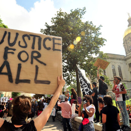 Manifestantes marchan durante una protesta contra la desigualdad racial y la muerte de Rayshard Brooks en Atlanta, Georgia, EE. UU. / Reuters