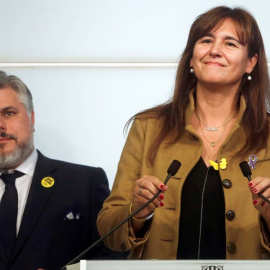 La portavoz de JxCat en el Congreso, Laura Borrás, acompañada del presidente del grupo parlamentario de JxCAT, Albert Batet, a la izquierda. (QUIQUE GARCÍA | EFE)