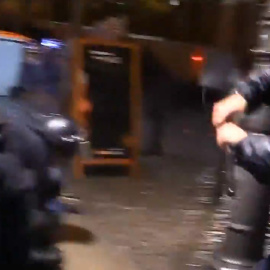 Agentes antidisturbios cargan contra reporteros en el Jaque al Rey de marzo de 2012.- FRAGMENTO VÍDEO COMISIÓN LEGAL SOL