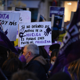  Un grupo de mujeres sostiene pancartas en una manifestación por el 8M, Día Internacional de la Mujer, a 8 de marzo de 2022, en Valencia, Comunidad Valenciana (España). -Jorge Gil / Europa Press