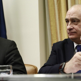 El diputado del PP Francisco Molinero Hoyos y el exministro del Interior, Jorge Fernández Díaz, en la comisión de investigación del Congreso de los Diputados. EFE/Mariscal