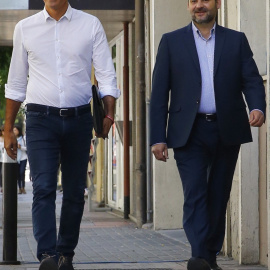 Pedro Sánchez, reelegido secretario general del PSOE, acompañado por el diputado valenciano José Luis Ábalos, portavoz interino del grupo parlamentario, a su llegada esta mañana a la sede del partido en la madrileña calle de Ferraz. EFE/J.P. Gandul