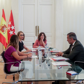  La presidenta de la Comunidad de Madrid, Isabel Díaz Ayuso, y la portavoz de Unidas Podemos (UP) en la Asamblea de Madrid, Carolina Alonso, durante la serie de reuniones del Ejecutivo regional con los grupos parlamentario para el nuevo curso político..