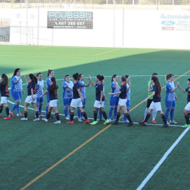 Imagen de las jugadoras del Crevillente Femenino saludando a un equipo rival en 2019 | Facebook