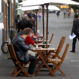 Varias personas desayunan en una terraza de un bar de La Laguna, en Tenerife. EFE/ Cristóbal García/Archivo