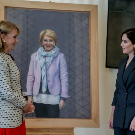  La presidenta de la Comunidad de Madrid, Isabel Díaz Ayuso (i) y la expresidenta de la Comunidad de Madrid, Esperanza Aguirre (d), posan con el retrato de la expresidenta, en la Real Casa de Correos, a 30 de mayo de 2022, en Madrid (España).- EUROPA PR