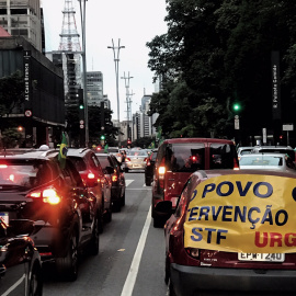 .-Manifestación, con caravana de vehículos, a favor de Bolsonaro el pasado sábado en São Paulo, reclamando la intervención militar y el cierre del Tribunal Supremo. ALLAN WHITE/ FOTOS PUBLICAS. 18ABR20
