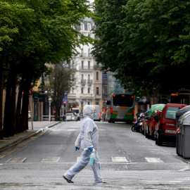 21/04/2020.- Vista de una calle del centro de la capital donostiarra donde la mayoría de los establecimientos se encuentran cerrados por la pandemia. / EFE - JUAN HERRERO