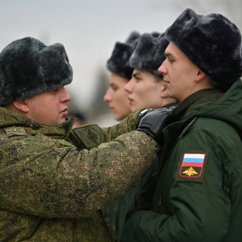  Un militar ruso ajusta el uniforme de un recluta, durante el reclutamiento anual de otoño en Omsk (Rusia). REUTERS/Alexey Malgavko