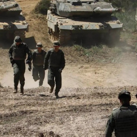 Maniobras militares con tanques Leopard en la base cordobesa de Cerro Muriano. EFE