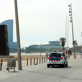 Agents policials a la platja de la Barceloneta de Barcelona patrullen per controlar el compliment de les restriccions. Miquel Codolar /ACN