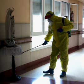 24/04/2020.- Un efectivo de la Unidad Militar de Emergencias (UME) realiza labores de desinfección en el interior de la Residencia San José, gestionada por las Hermanitas de los Ancianos Desamparados, en Ourense. EFE/Brais Lorenzo/Archivo