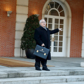 14/01/2020.- El ministro de Universidades, Manuel Castells a su llagada al palacio de la Moncloa para asistir al primer Consejo de Ministros del Gobierno de coalición presidido por Pedro Sánchez, este martes en Madrid. EFE/ Emilio Naranjo