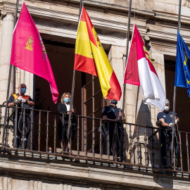 TOLEDO, 27/05/2020.- Toledo inicia hoy el luto por las víctimas de la COVID-19 con la colocación de banderas a media asta en la plaza del Ayuntamiento con la presencia de la alcaldesa, Milagros Tolón y miembros de Policía, Bomberos y Protección Civil