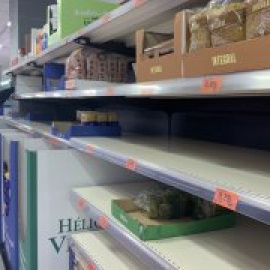 Farmàcies i supermercats s'enfronten al pànic pel coronavirus