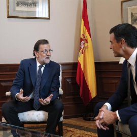 Sánchez y Rajoy durante su reunión.- REUTERS